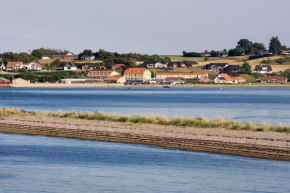 Отель Hvalpsund Færgekro  Хвалпсунд